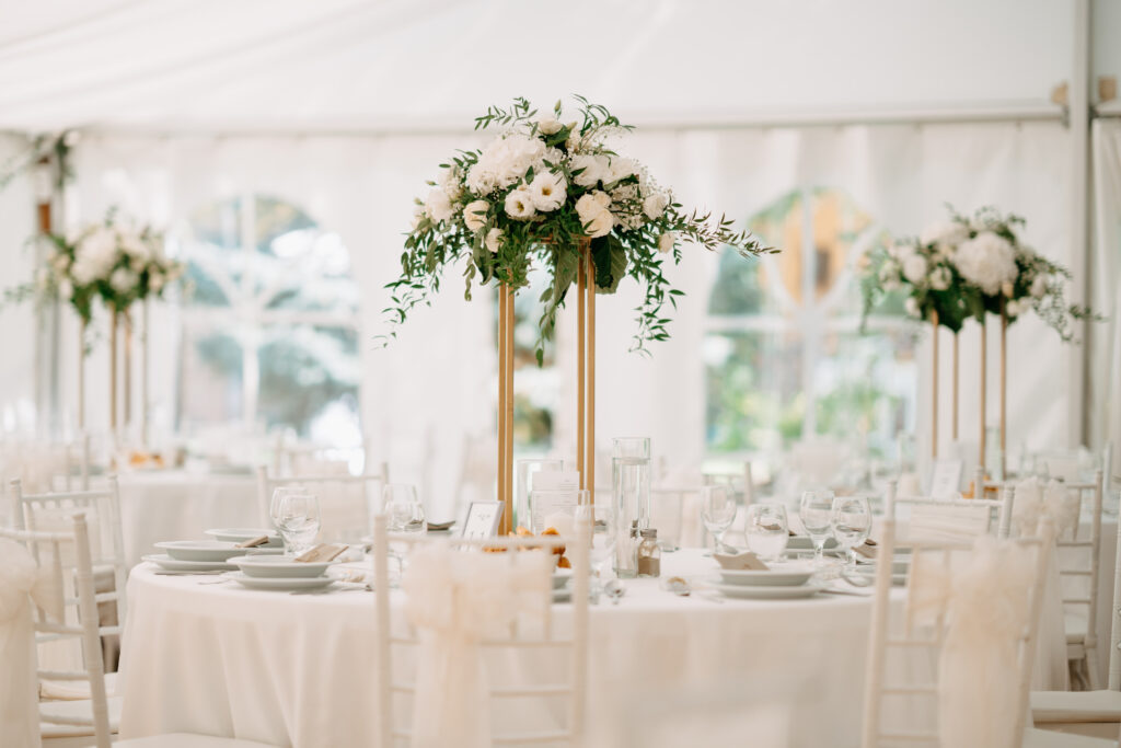 esküvő a sátorban az erdő közepén Liget Rezidencia